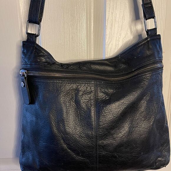 Margot black leather shoulder/Crossbody bag with rustic hardwares  . - Picture 2 of 10